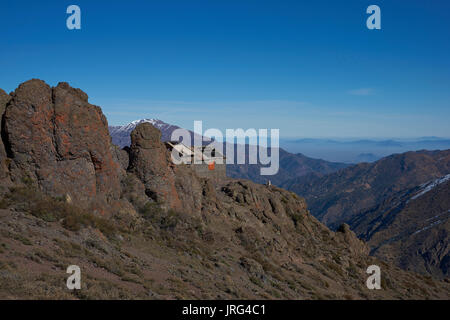 Verfallene Hütte, Refugio Alemana, in der bergigen Landschaft der Parque Yerba Loca in einem Urstromtal in der Nähe von Santiago, Hauptstadt von Chile. Stockfoto