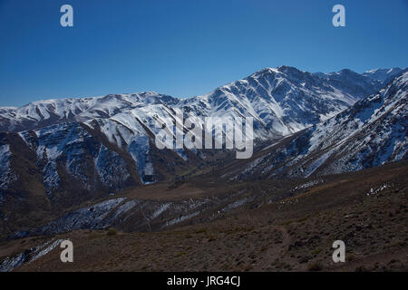 Bergige Landschaft von Parque Yerba Loca in einem Urstromtal in der Nähe von Santiago, Hauptstadt von Chile. Stockfoto