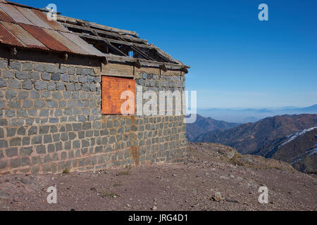 Verfallene Hütte, Refugio Alemana, in der bergigen Landschaft der Parque Yerba Loca in einem Urstromtal in der Nähe von Santiago, Hauptstadt von Chile. Stockfoto