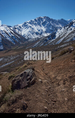 Bergige Landschaft von Parque Yerba Loca in einem Urstromtal in der Nähe von Santiago, Hauptstadt von Chile. Stockfoto