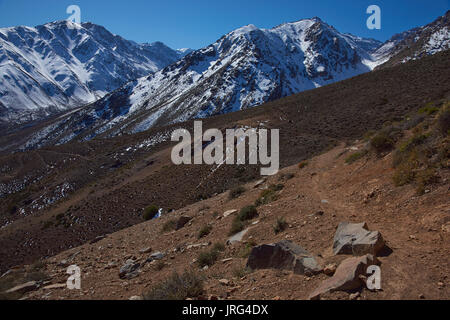 Bergige Landschaft von Parque Yerba Loca in einem Urstromtal in der Nähe von Santiago, Hauptstadt von Chile. Stockfoto