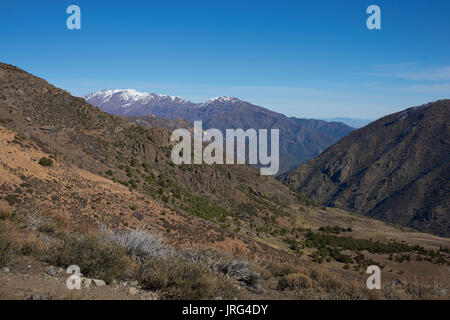 Bergige Landschaft von Parque Yerba Loca in einem Urstromtal in der Nähe von Santiago, Hauptstadt von Chile. Stockfoto