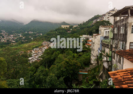 Die Slums von Rio de Janeiro, in Richtung Crist den Erlöser. Stockfoto