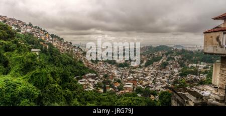 Panorama von Rio de Janeiro Slums aus eine Straße nach Corcovado in Santa Teresa. Stockfoto