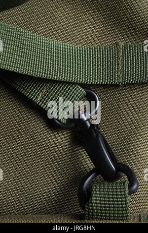 Detail einer taktischen Holdall army Bag, zeigt Canvas und eine starke schwarze Metallschließe Stockfoto