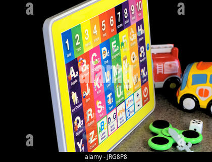 Englische Alphabet Buchstaben abc bis Z und Ziffern 123 bis 10 Tablette für Kinder und andere Spielzeuge mit schwarzem Hintergrund Stockfoto