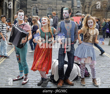 Szenen aus der "Edinburgh Festival Fringe 'Virgin gesponsert Street Festival Edinburgh, Schottland Royal Mile Merkblätter Förderung zeigen Straße Stockfoto