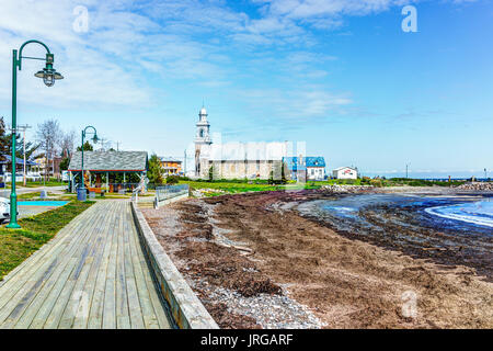 Sainte-Luce, Kanada - Juni 5, 2017: Küste von Dorf in Gaspesie Region Quebec während der Tag mit Promenade und dem Sankt-Lorenz-Strom Stockfoto