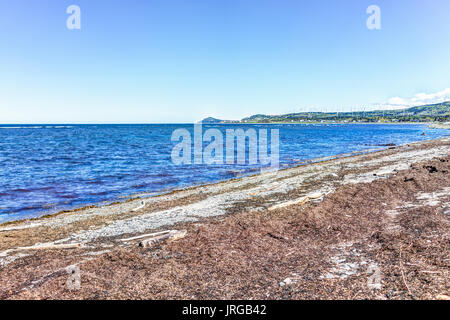 Gaspesie Küstenlinie in Quebec, Kanada mit Minou Halbinsel und Windkraftanlagen Stockfoto