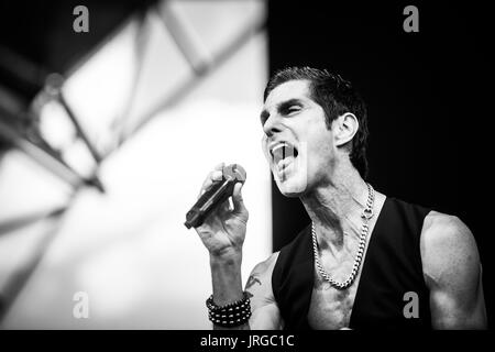 Janes Neigung bei einem Musikfestival in British Columbia Kanada in Schwarz und Weiß. Stockfoto