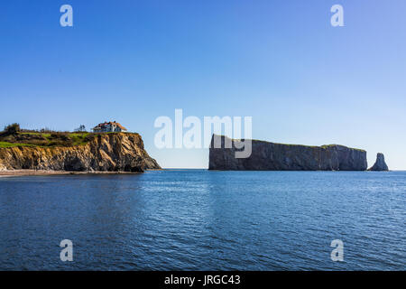 Berühmte Rocher Percé Rock in Gaspe Halbinsel, Quebec, Gaspesie Region mit Haus auf Felsen Stockfoto