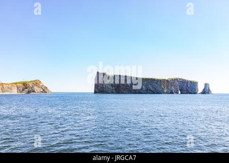 Berühmte Rocher Percé Rock in Gaspe Halbinsel, Quebec, Gaspesie Region mit Haus auf Felsen Stockfoto