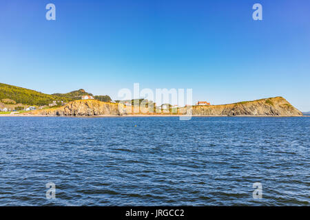 Panorama Stadtbild von Perce in Gaspe Halbinsel, Quebec, Gaspesie Region mit Klippen im Morgen Stockfoto