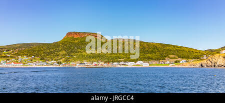 Panorama Stadtbild von Perce in Gaspe Halbinsel, Quebec, Gaspesie Region mit Klippen im Morgen Stockfoto