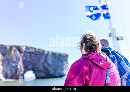 Perce, Kanada - Juni 6, 2017: Boot für touristische Reise nach Rocher Percé Rock und die Insel Bonaventure in Gaspe Halbinsel, Quebec, Gaspesie Region mit Fahnen Stockfoto