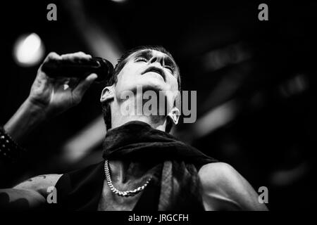 Janes Neigung bei einem Musikfestival in British Columbia Kanada in Schwarz und Weiß. Stockfoto