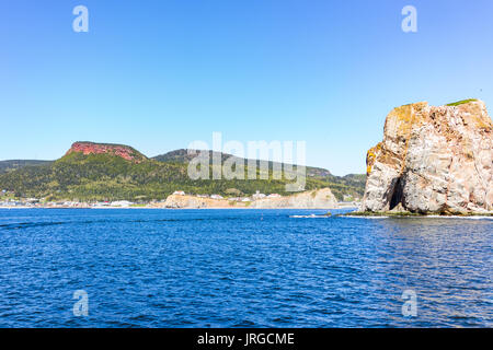 Panorama Stadtbild von Perce in Gaspe Halbinsel, Quebec, Gaspesie Region mit Klippen in Morgen und Rocher Perce Seitenansicht Stockfoto