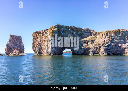 Gannett Vogel von Rocher Percé Rock Cliff in Gaspesie Region von Quebec, Kanada fliegen Stockfoto