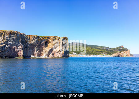 Panorama Stadtbild von Perce in Gaspe Halbinsel, Quebec, Gaspesie Region mit Klippen in Morgen und Rocher Perce Seitenansicht Stockfoto