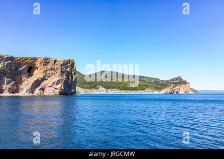 Panorama Stadtbild von Perce in Gaspe Halbinsel, Quebec, Gaspesie Region mit Klippen in Morgen und Rocher Perce Seitenansicht Stockfoto