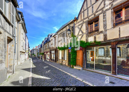 Rue (Straße) Bourbonnoux, gesäumt mit zahlreichen Fachwerkhäusern verwendet Hauptstraße der Stadt und bleibt einer der malerischsten in Bourges Stockfoto