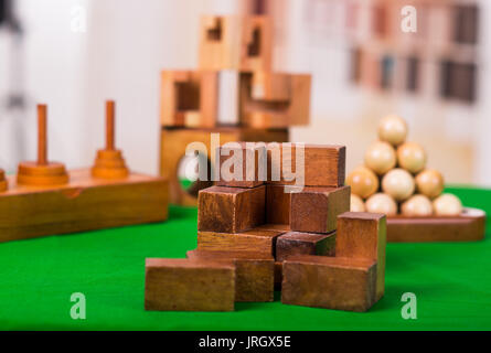 Holzblock Denksport puzzle am grünen Tisch in einer unscharfen Hintergrund Stockfoto