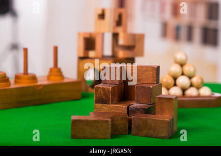 Holzblock Denksport puzzle am grünen Tisch in einer unscharfen Hintergrund Stockfoto