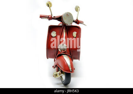 Red Old vintage Scooter isoliert auf weißem Stockfoto
