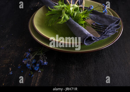 Sommer Blumen Tischdekoration mit leuchtend blauen Vergissmeinnicht Blumen auf Holztisch Stockfoto