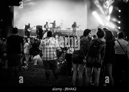 Der Krieg gegen die Drogen bei einem Musikfestival in British Columbia Kanada in Schwarz und Weiß. Stockfoto