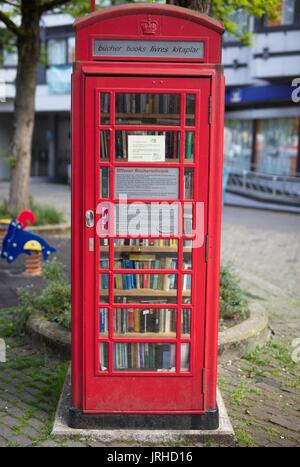Alte britische Telefonzelle umgewandelt in ein öffentliches Buch zurückstellen Stockfoto