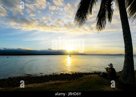 Weibliche den Sonnenuntergang von Rex Smeal Park, Port Douglas, Far North Queensland, FNQ, QLD, Australien Stockfoto