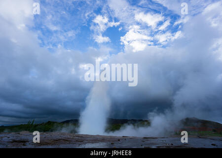 Island - Türkis heißen kochendes Wasser, mitten Ausbruch des Geysir Strokkur Stockfoto