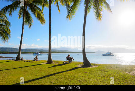 Menschen entspannend und beobachten den Sonnenuntergang von Rex Smeal Park, Port Douglas, Far North Queensland, FNQ, QLD, Australien Stockfoto