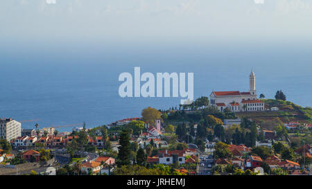 Madeira - Blick auf die Kirche Sao Martinho von miradouro Pico de Boloces mit Blue Ocean hinter Stockfoto