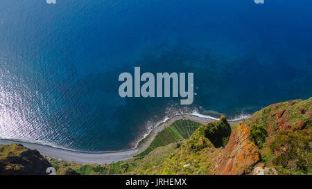 Madeira - Grüne Klippen mit türkisblauem Meer und grüne Mango Plantagen aus Sicht Cabo Girao Stockfoto