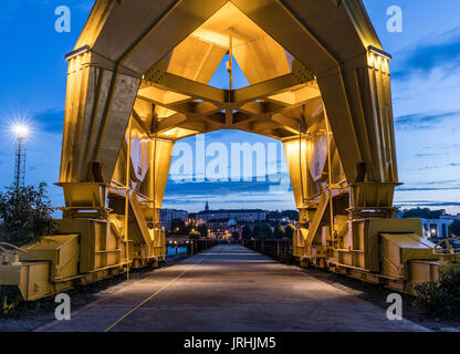 Unter der riesigen gelben Kran Titan verwendet, bevor für die Werften in Nantes, Frankreich Stockfoto