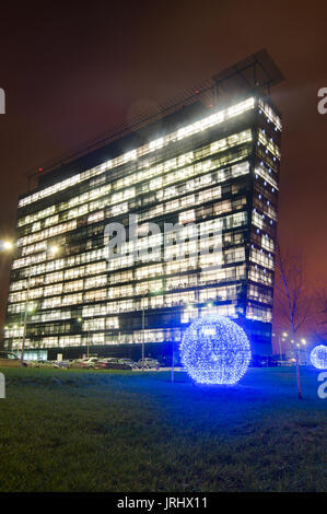 Kommerzielles Büro Gebäude außen Nacht anzeigen Stockfoto