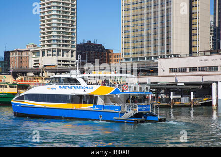 Manly Fähre verlassen des Ferry Terminus am Circular Quay in die Innenstadt von Sydney, New South Wales, Australien Stockfoto