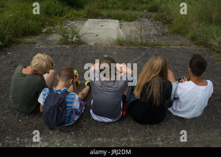Beste Freunde - Gruppe von Jugendlichen/Gruppe sitzen Kinder mit Telefonen Stockfoto