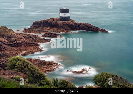 Lange Exposition von Noirmont Point Tower, St. Brelade, Jersey, Großbritannien Stockfoto