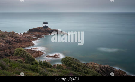 Lange Exposition von Noirmont Point Tower, St. Brelade, Jersey, Großbritannien Stockfoto