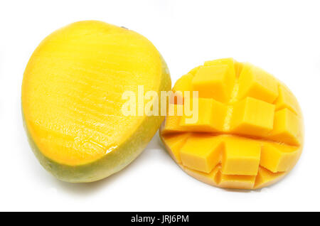 Mango Würfel Scheiben hautnah mit Mangos in weißem Hintergrund Stockfoto
