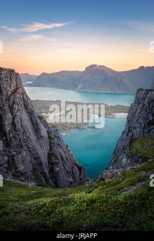 Blick von oben auf dem Berg im Sommer Nacht in Hoven, Lofoten, Norwegen Stockfoto