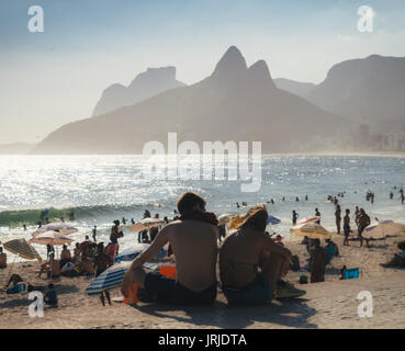 Nicht identifizierte Ehepaar am Strand von Ipanema in Rio de Janeiro, Brasilien Stockfoto