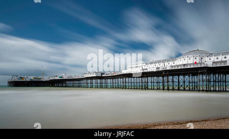 Lange Exposition der Palace Pier in Brighton, East Sussex, England Stockfoto
