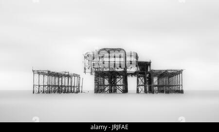 Lange Belichtung der Reste der West Pier, Brighton, East Sussex, England Stockfoto