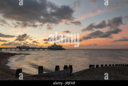 Sonnenaufgang über Englische Südküste Stadt Eastbourne, mit der Seebrücke und Strand, East Sussex, England Stockfoto