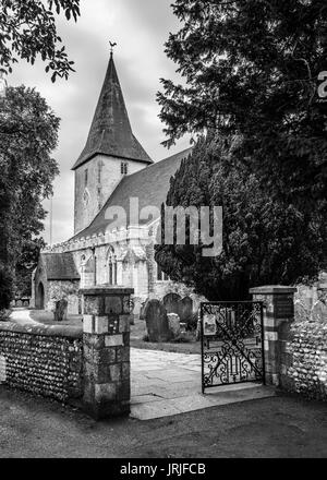 Schwarz-weiß-Bild der Kirche der Heiligen Dreifaltigkeit, Bosham, West Sussex, England Stockfoto