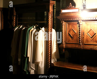 Viele Soutane zum Abrichten Priester in der Sakristei der alten christlichen Kirche Stockfoto